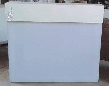 Bancada branca de bar apresentada no catálogo