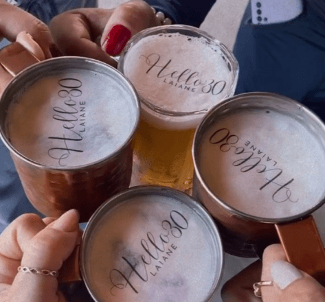 Coquetéis com personalização sobre a espuma