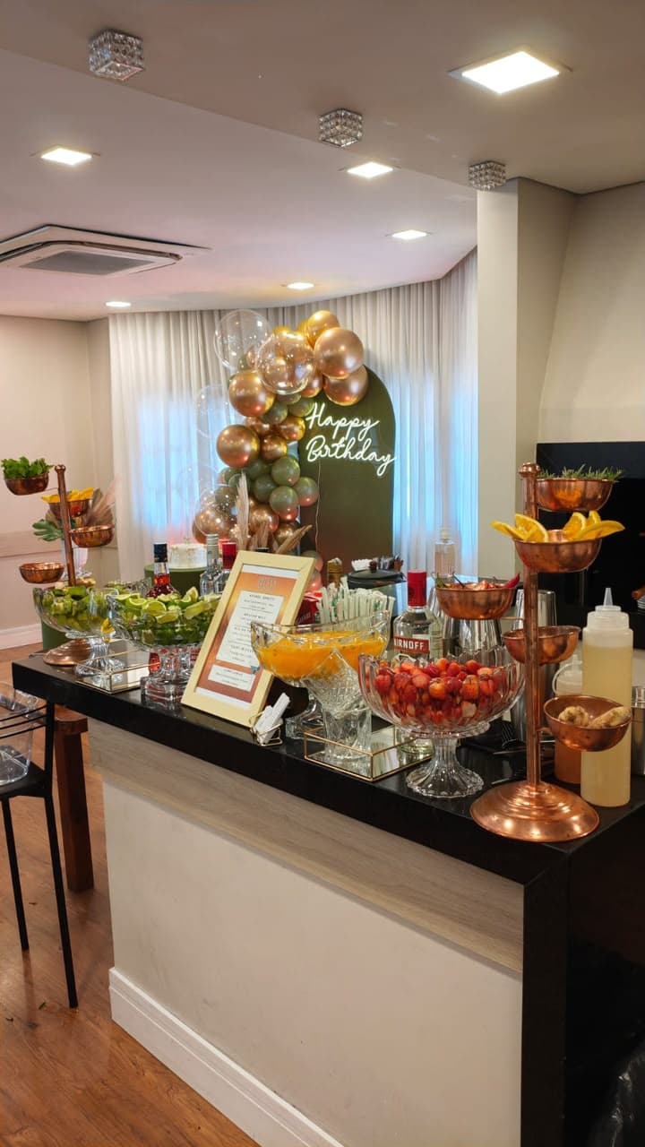 Morangos, frutas cítricas e especiarias organizados na Ilha de Caipi-Ritta's