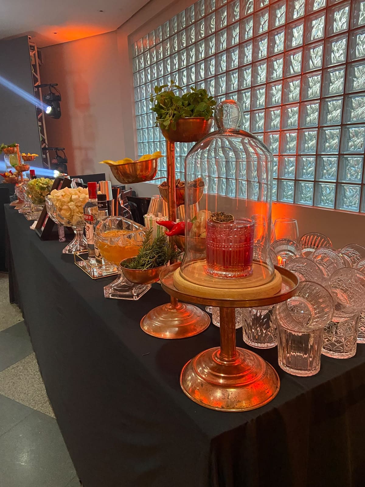 Bar do Ritta's montado com taças, bebidas e frutas para um evento